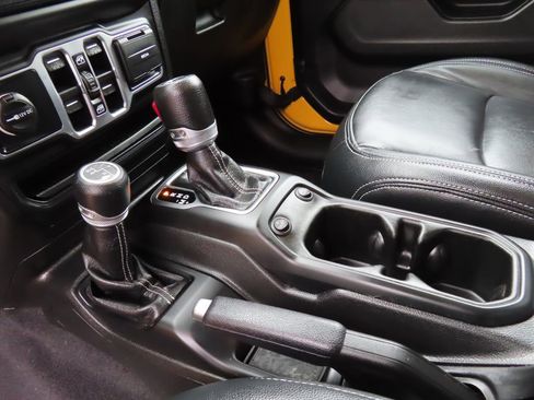 Used 2019 Jeep Wrangler Unlimited Sahara w/ Uconnect 4C Nav & Sound Group image 16