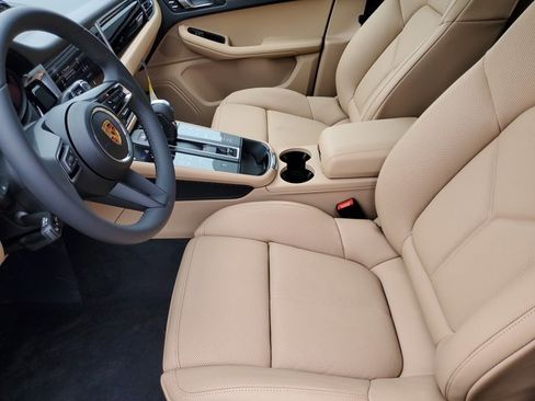 Used 2025 Porsche Macan image 24