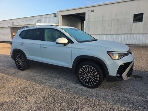 Used 2025 Volkswagen Taos SE w/ Panoramic Sunroof Package image 1