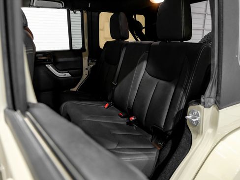 Used 2017 Jeep Wrangler Unlimited Sahara w/ Connectivity Group image 21