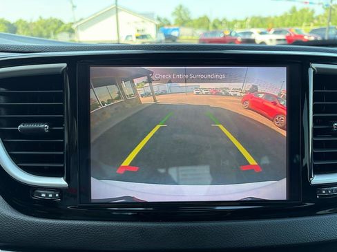 Used 2022 Chrysler Pacifica Touring-L FWD image 32
