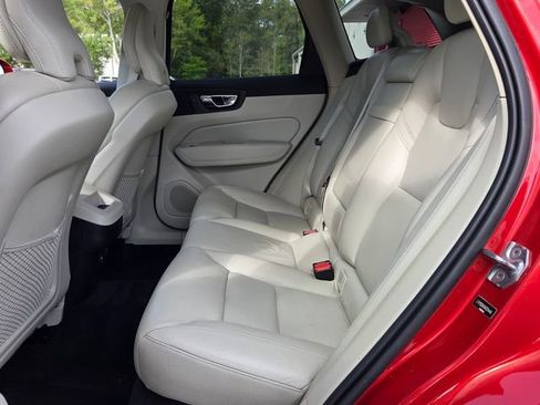 Used 2019 Volvo XC60 T5 Momentum w/ Premium Package FWD image 10