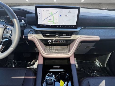 Used 2025 Ford Explorer Platinum image 3