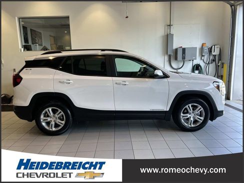 Used 2023 GMC Terrain SLE w/ Driver Convenience Package FWD image 2