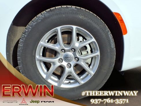 Used 2024 Chrysler Pacifica Touring-L FWD image 9