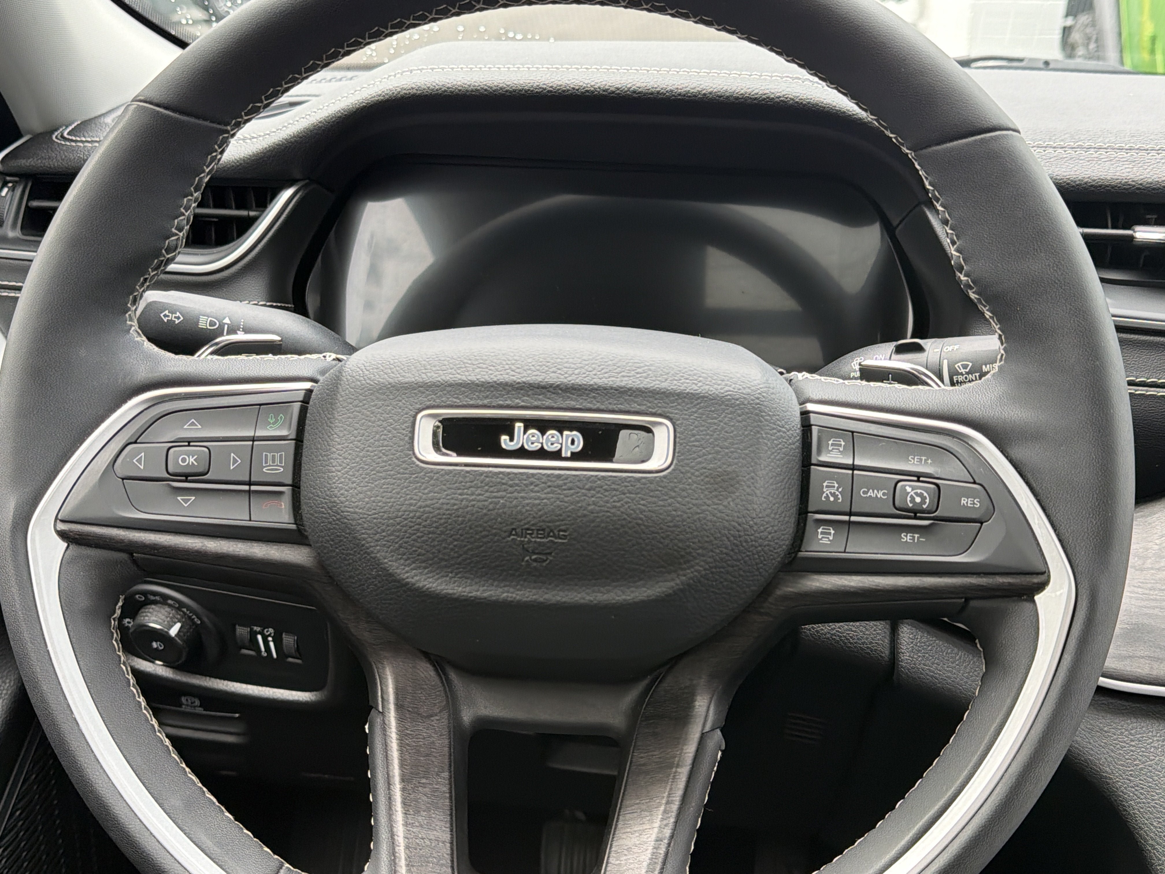 Used 2023 Jeep Grand Cherokee L Limited AWD/4WD image 13