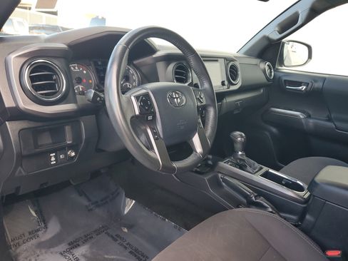 Used 2018 Toyota Tacoma TRD Off-Road image 12