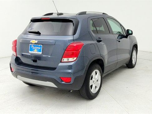 Used 2022 Chevrolet Trax LT w/ LT Convenience Package image 6
