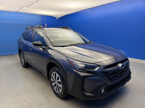 Used 2025 Subaru Outback Premium w/ Popular Package #1A image 2