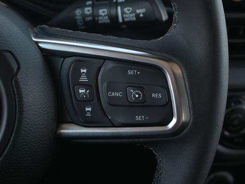 Used 2025 Jeep Wrangler Sahara image 31