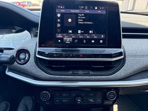 Used 2025 Jeep Compass Latitude w/ Convenience Group image 12