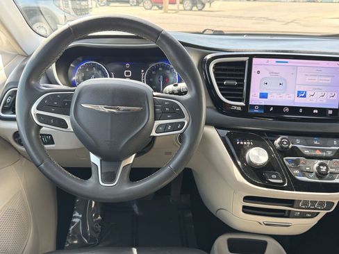 Used 2022 Chrysler Pacifica Touring-L image 23