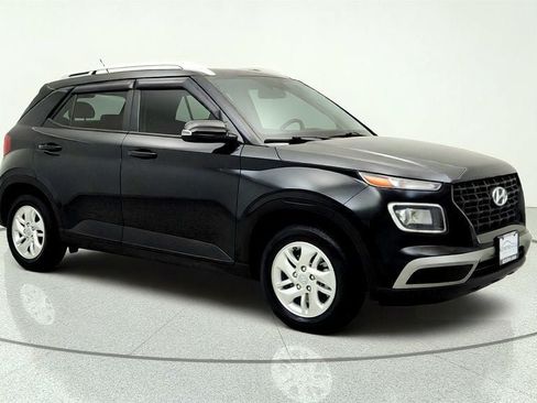Used 2023 Hyundai Venue FWD image 3