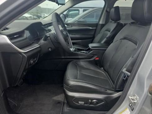 Used 2023 Jeep Grand Cherokee L Limited w/ Luxury Tech Group II AWD/4WD image 2