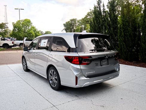 New 2026 Honda Odyssey Touring image 8