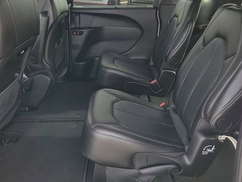 Used 2024 Chrysler Pacifica Touring-L w/ S Appearance Package image 8