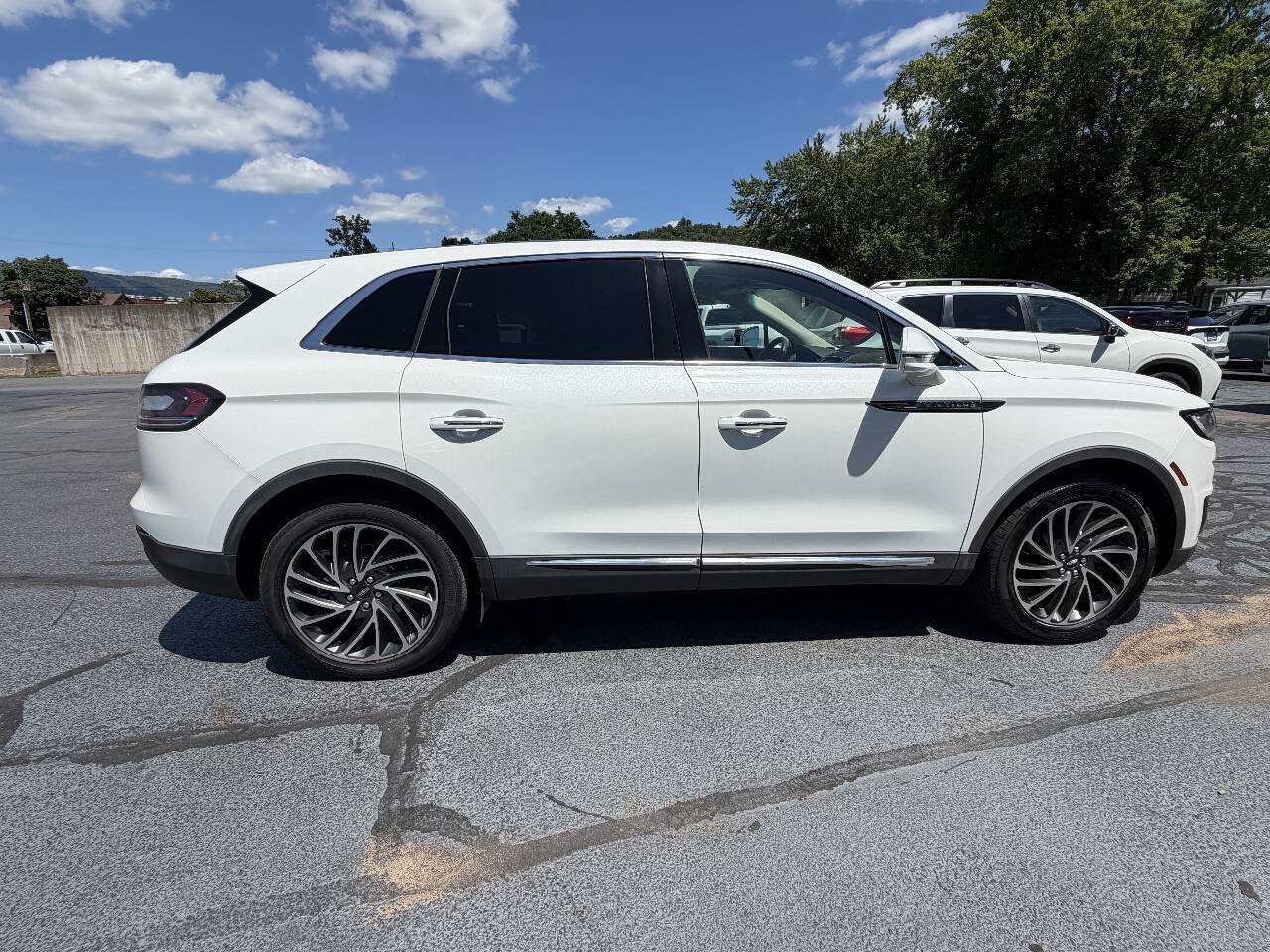 Used 2020 Lincoln Nautilus Reserve w/ Cargo Utility Package AWD/4WD image 10