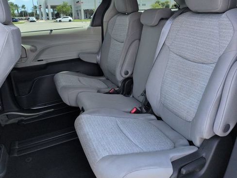 Certified 2022 Toyota Sienna LE AWD/4WD image 14