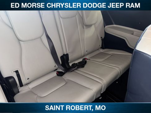 Used 2025 Kia Carnival EX image 30