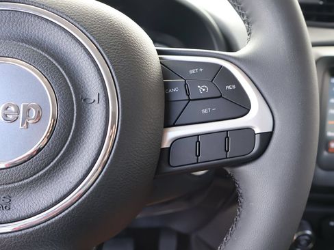 Used 2018 Jeep Renegade Latitude FWD image 21