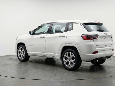 Used 2025 Jeep Compass Latitude AWD/4WD image 6