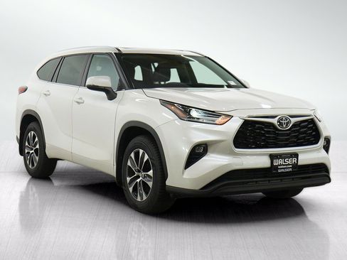 Used 2021 Toyota Highlander XLE AWD/4WD image 7