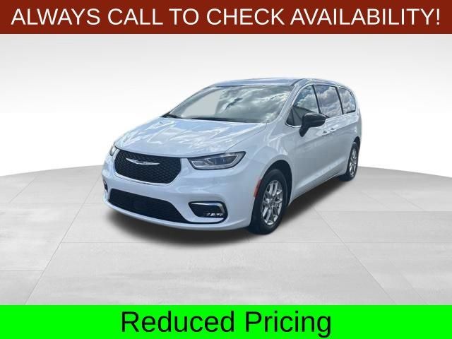 Used 2024 Chrysler Pacifica Touring-L FWD image 3