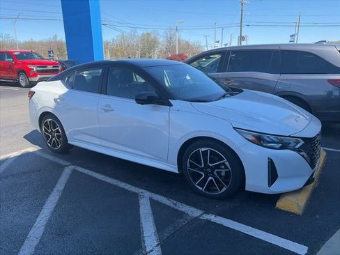 Used 2024 Nissan Sentra SR w/ SR Premium Package image 3