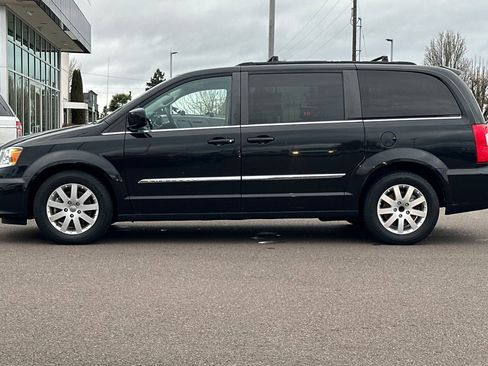 Used 2016 Chrysler Town & Country Touring FWD image 7