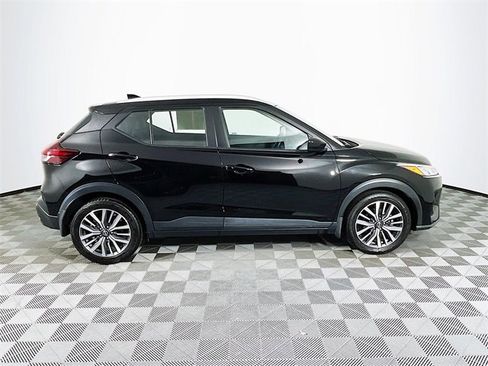 Used 2022 Nissan Kicks SV image 9