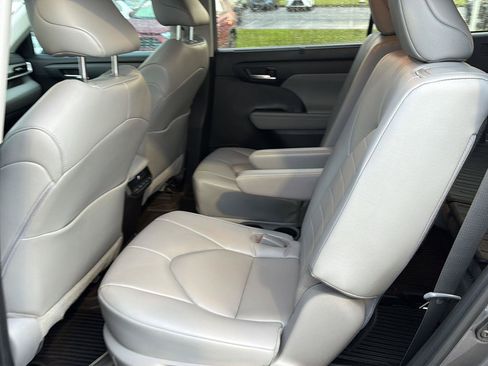 Used 2023 Toyota Highlander XLE FWD image 11