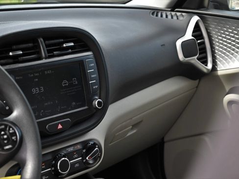 Used 2022 Kia Soul LX w/ Technology Package FWD image 11