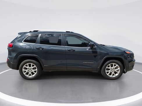 Used 2018 Jeep Cherokee Latitude Plus AWD/4WD image 9