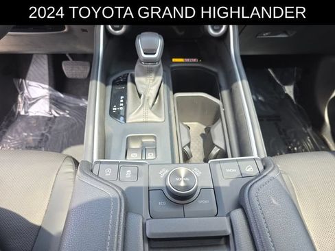 Used 2024 Toyota Grand Highlander AWD image 28