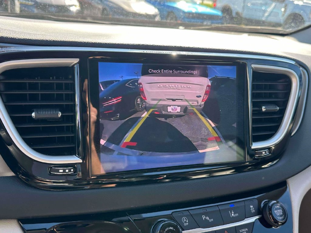 Used 2023 Chrysler Pacifica Touring-L FWD image 28