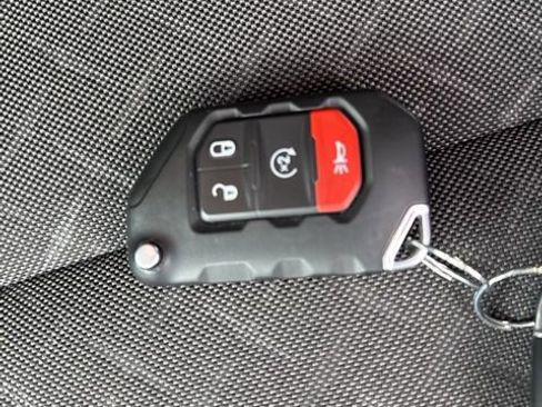 Certified 2025 Jeep Gladiator Mojave w/ Safety Group AWD/4WD image 31