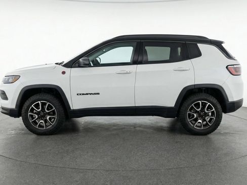 Used 2025 Jeep Compass Trailhawk image 5