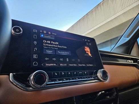 Used 2024 GMC Canyon AT4 w/ Technology Package image 18