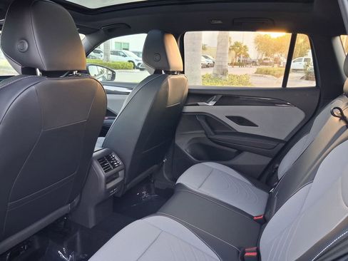 New 2026 Volkswagen Tiguan SE R-Line FWD image 5