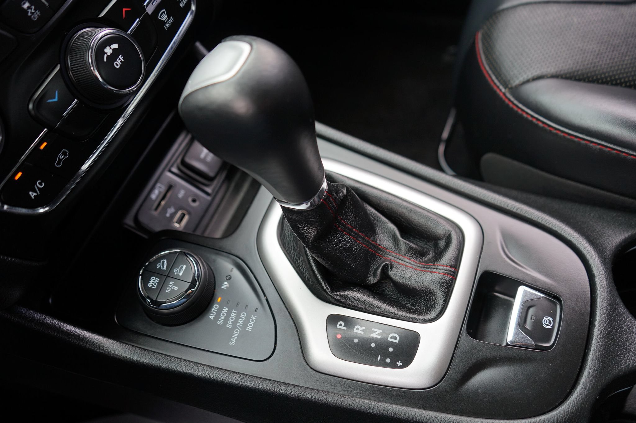 Used 2015 Jeep Cherokee Trailhawk w/ Ventilated/Heated Seat Group AWD/4WD image 17