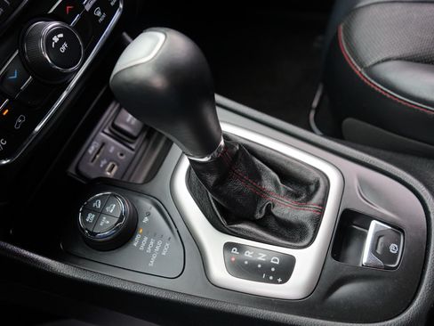 Used 2015 Jeep Cherokee Trailhawk w/ Ventilated/Heated Seat Group AWD/4WD image 17