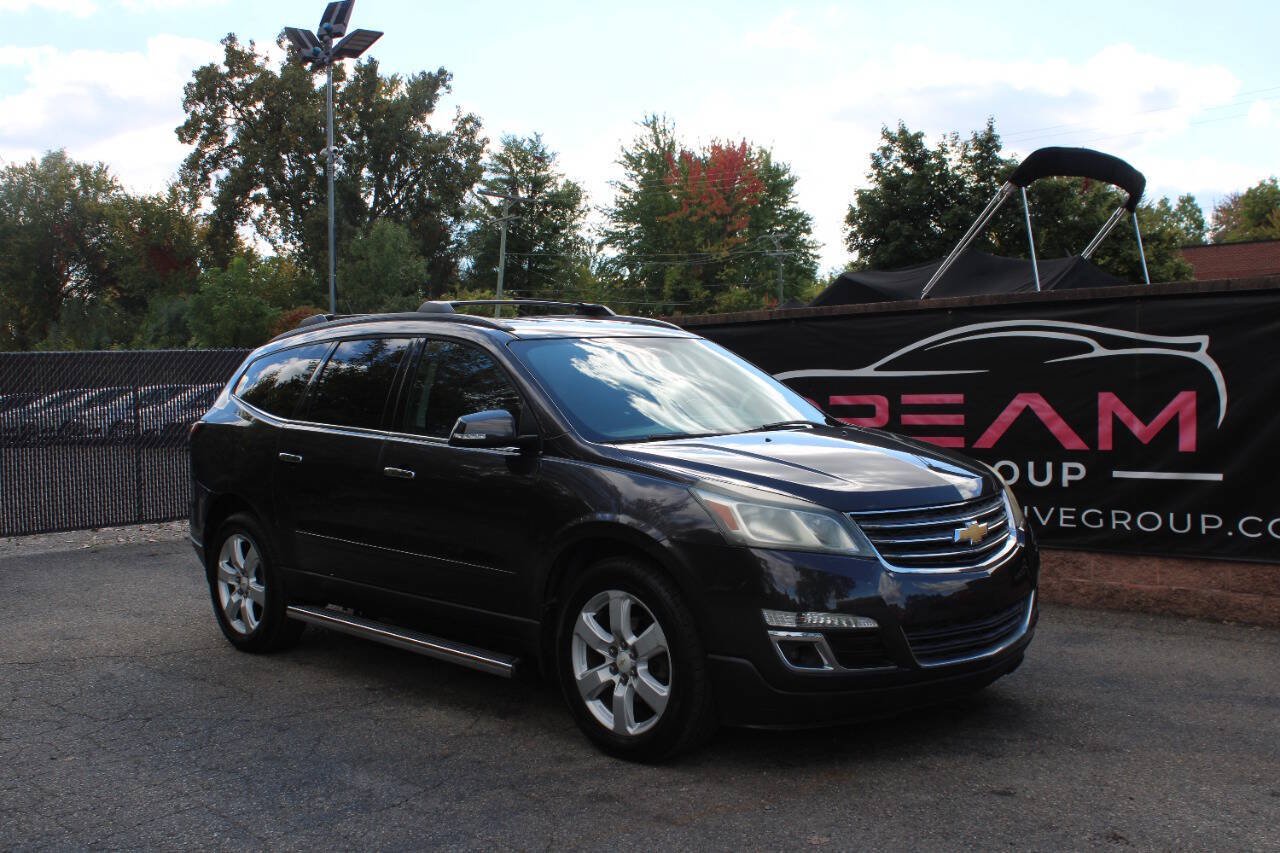 Used 2017 Chevrolet Traverse LT w/ Style and Technology Package FWD image 4