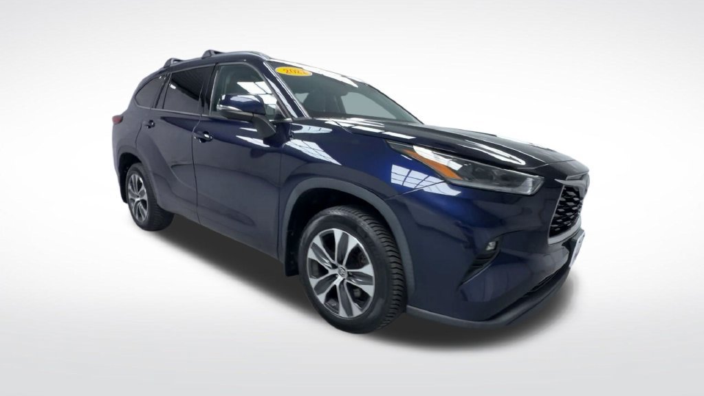 Used 2021 Toyota Highlander XLE AWD/4WD image 2