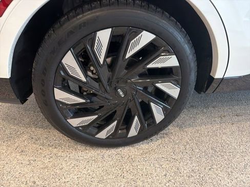 Used 2024 Lincoln Nautilus Reserve w/ Equipment Group 202A image 6