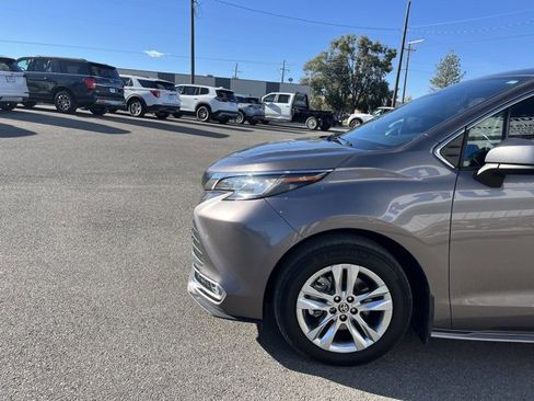 Used 2022 Toyota Sienna XLE image 4