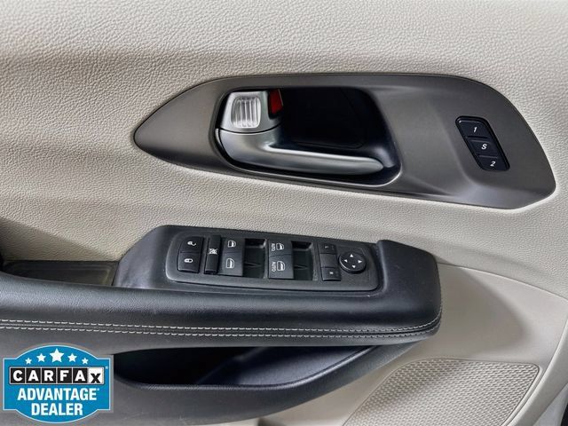 Used 2021 Chrysler Pacifica Touring-L FWD image 17