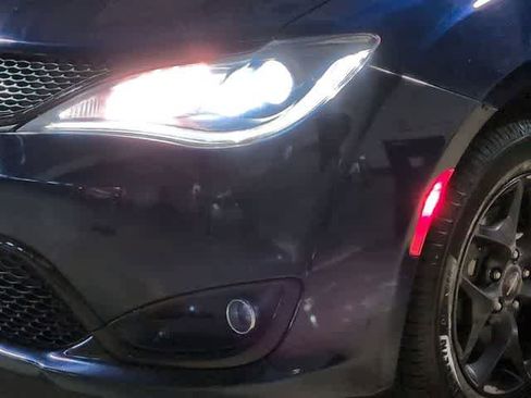 Used 2018 Chrysler Pacifica Limited w/ S Appearance Package image 11