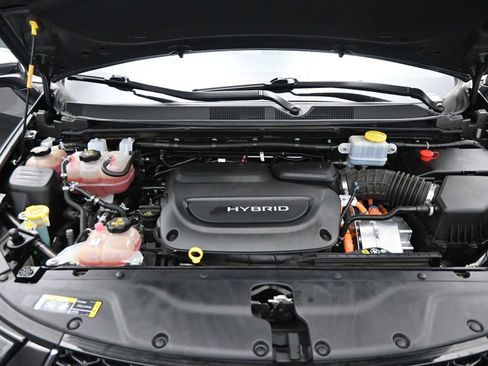 Used 2021 Chrysler Pacifica Limited w/ Uconnect Theater Family Group image 21