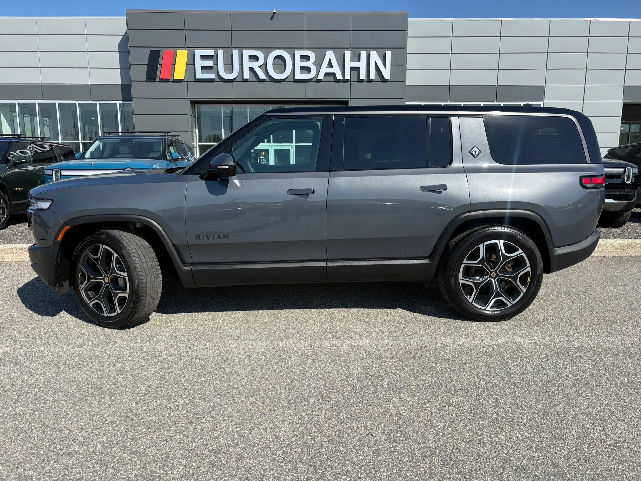 Used 2025 Rivian R1S Adventure Dual AWD/4WD image 2
