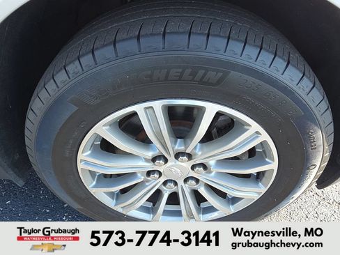 Used 2018 Cadillac XT5 Luxury w/ Driver Awareness Package FWD image 10